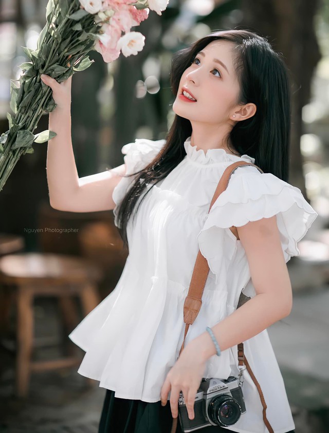 Nhan sắc nữ diễn viên 28 tuổi xinh như lớp 10 đang gây tranh cãi trong phim "Cha tôi, người ở lại"- Ảnh 7. Nhan sắc nữ diễn viên 28 tuổi xinh như lớp 10 đang gây tranh cãi trong phim "Cha tôi, người ở lại"- Ảnh 7.