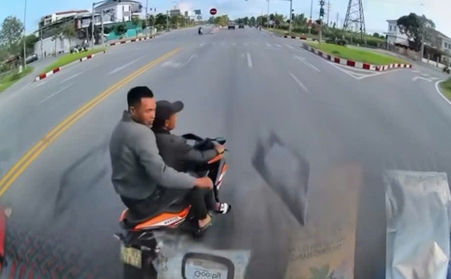 Lý do bất ngờ khi 2 thanh niên đi xe máy lạng lách, đánh võng chặn đầu ô tô- Ảnh 1. Lý do bất ngờ khi 2 thanh niên đi xe máy lạng lách, đánh võng chặn đầu ô tô- Ảnh 1.