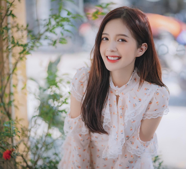 Nhan sắc nữ diễn viên 28 tuổi xinh như lớp 10 đang gây tranh cãi trong phim "Cha tôi, người ở lại"- Ảnh 1. Nhan sắc nữ diễn viên 28 tuổi xinh như lớp 10 đang gây tranh cãi trong phim "Cha tôi, người ở lại"- Ảnh 1.