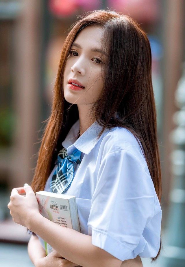 Nhan sắc nữ diễn viên 28 tuổi xinh như lớp 10 đang gây tranh cãi trong phim "Cha tôi, người ở lại"- Ảnh 2. Nhan sắc nữ diễn viên 28 tuổi xinh như lớp 10 đang gây tranh cãi trong phim "Cha tôi, người ở lại"- Ảnh 2.