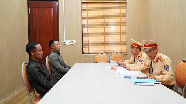 Lý do bất ngờ khi 2 thanh niên đi xe máy lạng lách, đánh võng chặn đầu ô tô- Ảnh 2. Lý do bất ngờ khi 2 thanh niên đi xe máy lạng lách, đánh võng chặn đầu ô tô- Ảnh 2.