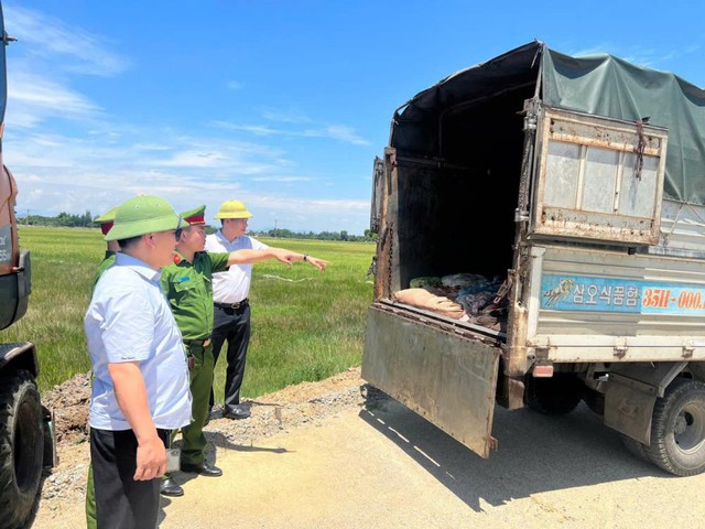 Vận chuyển hơn 1 tấn sản phẩm động vật bốc mùi hôi thối - Ảnh 1. Vận chuyển hơn 1 tấn sản phẩm động vật bốc mùi hôi thối - Ảnh 1.