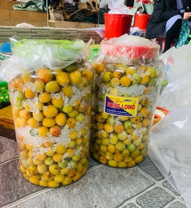 Mơ vàng vào mùa: Mỗi nơi một giá, người tiêu dùng tranh thủ mua làm thức uống giải khát ngày hè - Ảnh 4. Mơ vàng vào mùa: Mỗi nơi một giá, người tiêu dùng tranh thủ mua làm thức uống giải khát ngày hè - Ảnh 4.