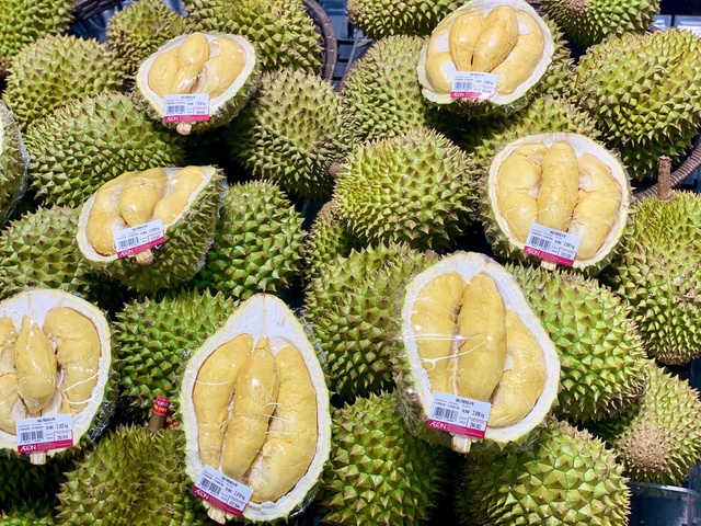 Loạn giá sầu riêng, nơi bán vài chục nghìn nơi hàng trăm nghìn đồng/kg- Ảnh 3. Loạn giá sầu riêng, nơi bán vài chục nghìn nơi hàng trăm nghìn đồng/kg- Ảnh 3.