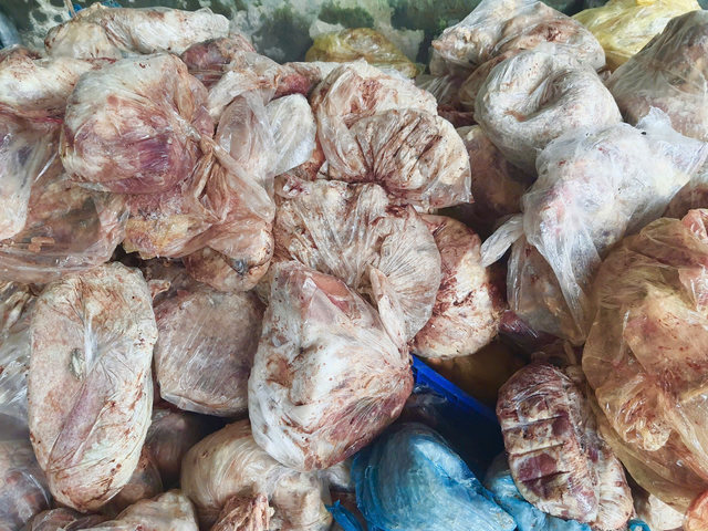 Kinh hoàng gần 5 tấn thực phẩm đông lạnh bốc mùi hôi thối, suýt tuồn ra thị trường- Ảnh 3. Kinh hoàng gần 5 tấn thực phẩm đông lạnh bốc mùi hôi thối, suýt tuồn ra thị trường- Ảnh 3.