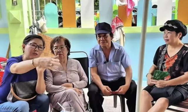 Gặp gỡ nam nghệ sĩ 'Nghêu sò ốc hến' ở xế chiều: Không nhà cửa, lương 5 triệu dù trông xe 16 tiếng/ngày - Ảnh 3. Gặp gỡ nam nghệ sĩ 'Nghêu sò ốc hến' ở xế chiều: Không nhà cửa, lương 5 triệu dù trông xe 16 tiếng/ngày - Ảnh 3.