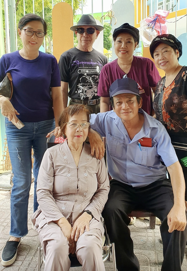 Gặp gỡ nam nghệ sĩ 'Nghêu sò ốc hến' ở xế chiều: Không nhà cửa, lương 5 triệu dù trông xe 16 tiếng/ngày - Ảnh 4. Gặp gỡ nam nghệ sĩ 'Nghêu sò ốc hến' ở xế chiều: Không nhà cửa, lương 5 triệu dù trông xe 16 tiếng/ngày - Ảnh 4.