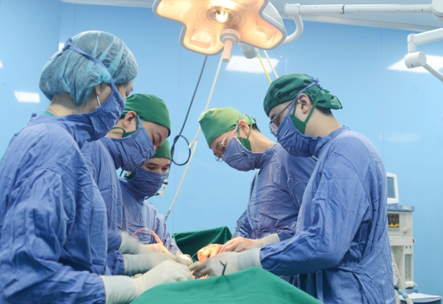 Người đàn ông ở Quảng Ninh mắc đồng thời 2 ung thư ống tiêu hóa hồi phục nhờ làm việc này- Ảnh 2. Người đàn ông ở Quảng Ninh mắc đồng thời 2 ung thư ống tiêu hóa hồi phục nhờ làm việc này- Ảnh 2.