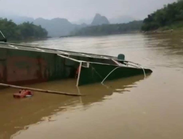 Lật đò chở học sinh trên sông Mã- Ảnh 1. Lật đò chở học sinh trên sông Mã- Ảnh 1.