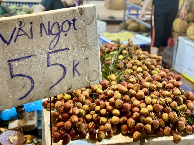 Vải u đầu mùa giá cao chót vót nhưng vẫn đắt khách tìm mua- Ảnh 8. Vải u đầu mùa giá cao chót vót nhưng vẫn đắt khách tìm mua- Ảnh 8.