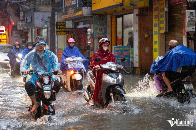 Tin sáng 24/5: Không khí lạnh về, miền Bắc vẫn mưa lớn; Nam thanh niên điều khiển xe máy ngã tử vong trên cầu Vĩnh Tuy- Ảnh 2. Tin sáng 24/5: Không khí lạnh về, miền Bắc vẫn mưa lớn; Nam thanh niên điều khiển xe máy ngã tử vong trên cầu Vĩnh Tuy- Ảnh 2.
