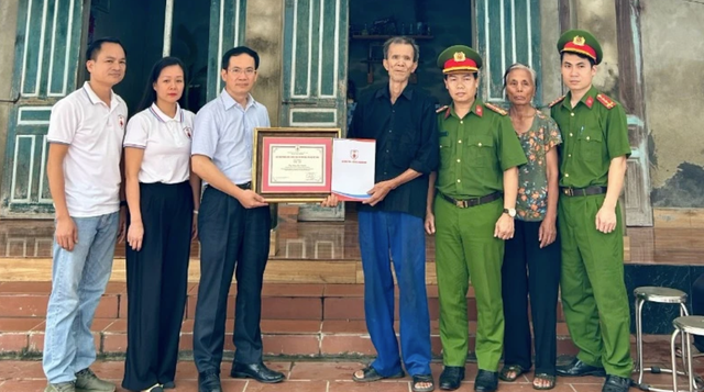Tri ân gia đình thanh niên dũng cảm hy sinh khi cứu 4 học sinh đuối nước - Ảnh 1. Tri ân gia đình thanh niên dũng cảm hy sinh khi cứu 4 học sinh đuối nước - Ảnh 1.