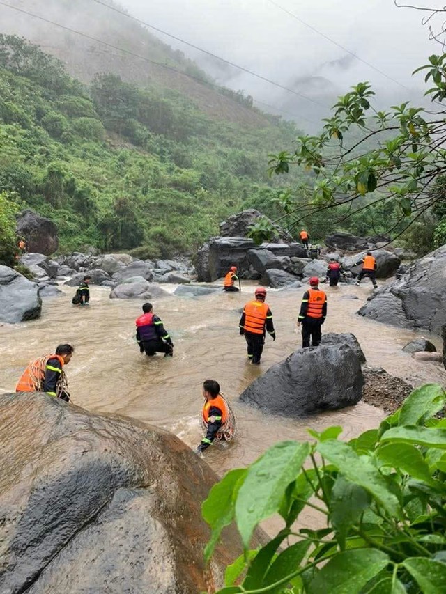 Sơn La: Đi qua đập tràn bị lũ cuốn trôi, 2 mẹ con mất tích- Ảnh 1. Sơn La: Đi qua đập tràn bị lũ cuốn trôi, 2 mẹ con mất tích- Ảnh 1.