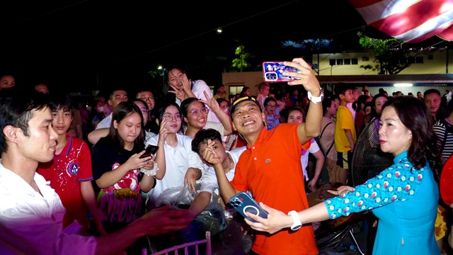 Nam diễn viên quê Quảng Trị vào vai 'xưa nay hiếm' trong phim 'Cha tôi, người ở lại', cứ xuất hiện là khán giả bật cười- Ảnh 8. Nam diễn viên quê Quảng Trị vào vai 'xưa nay hiếm' trong phim 'Cha tôi, người ở lại', cứ xuất hiện là khán giả bật cười- Ảnh 8.