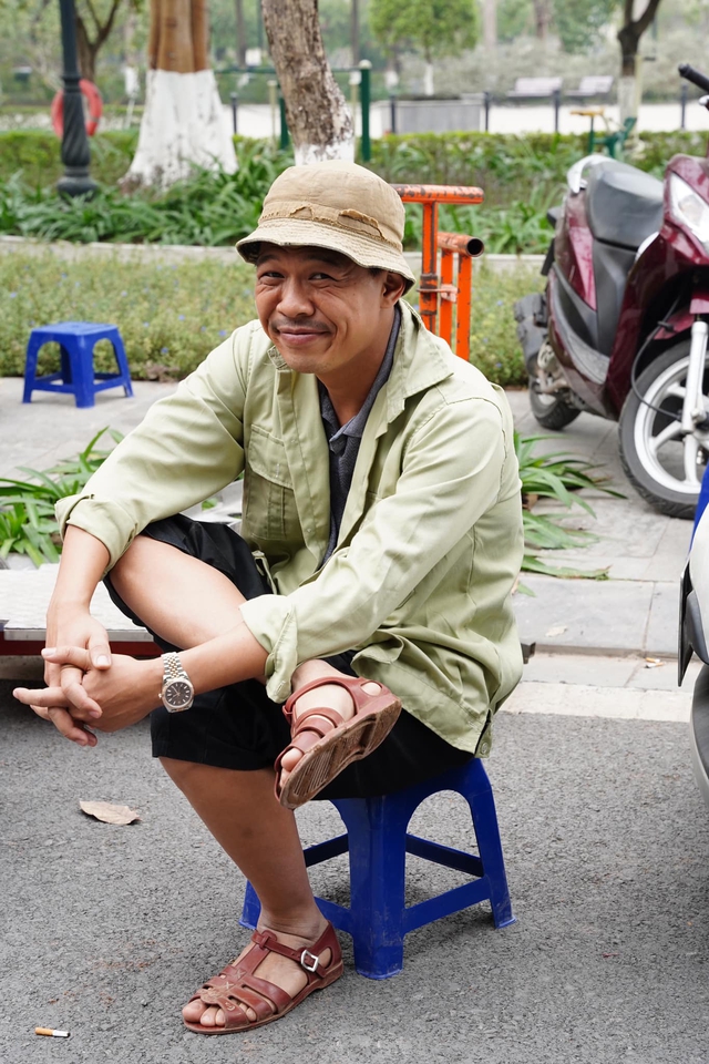 Nam diễn viên quê Quảng Trị vào vai 'xưa nay hiếm' trong phim 'Cha tôi, người ở lại', cứ xuất hiện là khán giả bật cười- Ảnh 3. Nam diễn viên quê Quảng Trị vào vai 'xưa nay hiếm' trong phim 'Cha tôi, người ở lại', cứ xuất hiện là khán giả bật cười- Ảnh 3.