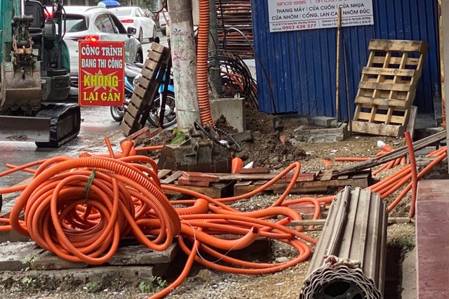 Làm rõ vụ nhóm công nhân đưa máy xúc phá dỡ bốt điện giữa lòng thành phố- Ảnh 1.