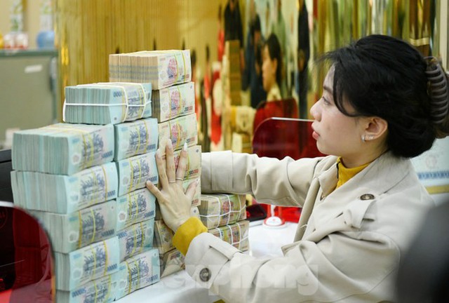 Ngân hàng có lãi suất cao hơn 8% khi gửi tiền tiết kiệm 13 tháng: Gửi 1 tỉ đồng nhận bao nhiêu tiền lãi? - Ảnh 2.