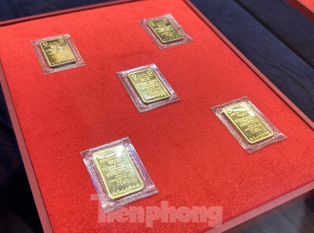 Giá vàng hôm nay 27/5: Vàng SJC, vàng nhẫn Bảo Tín Minh Châu, PNJ tiếp tục giảm sâu - Ảnh 2.