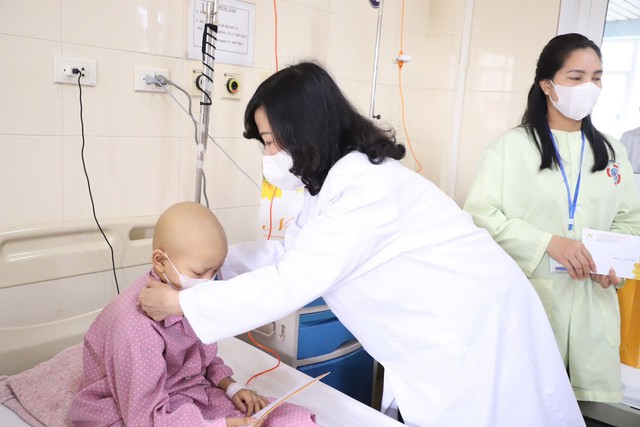 Bộ trưởng Bộ Y tế Đào Hồng Lan thăm và tặng quà các bệnh nhi tại Bệnh viện K nhân dịp Quốc tế Thiếu nhi - Ảnh 1. Bộ trưởng Bộ Y tế Đào Hồng Lan thăm và tặng quà các bệnh nhi tại Bệnh viện K nhân dịp Quốc tế Thiếu nhi - Ảnh 1.