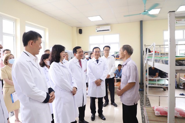 Bộ trưởng Bộ Y tế Đào Hồng Lan thăm và tặng quà các bệnh nhi tại Bệnh viện K nhân dịp Quốc tế Thiếu nhi - Ảnh 4. Bộ trưởng Bộ Y tế Đào Hồng Lan thăm và tặng quà các bệnh nhi tại Bệnh viện K nhân dịp Quốc tế Thiếu nhi - Ảnh 4.