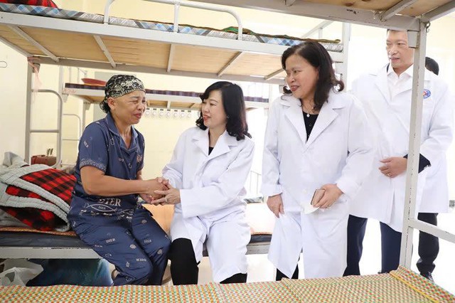 Bộ trưởng Bộ Y tế Đào Hồng Lan thăm và tặng quà các bệnh nhi tại Bệnh viện K nhân dịp Quốc tế Thiếu nhi - Ảnh 3. Bộ trưởng Bộ Y tế Đào Hồng Lan thăm và tặng quà các bệnh nhi tại Bệnh viện K nhân dịp Quốc tế Thiếu nhi - Ảnh 3.