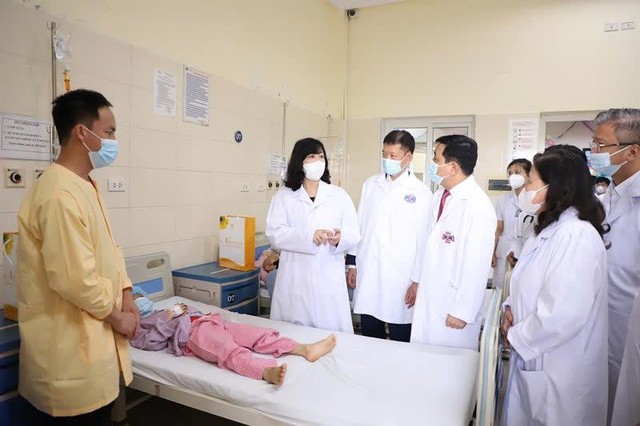 Bộ trưởng Bộ Y tế Đào Hồng Lan thăm và tặng quà các bệnh nhi tại Bệnh viện K nhân dịp Quốc tế Thiếu nhi - Ảnh 2. Bộ trưởng Bộ Y tế Đào Hồng Lan thăm và tặng quà các bệnh nhi tại Bệnh viện K nhân dịp Quốc tế Thiếu nhi - Ảnh 2.