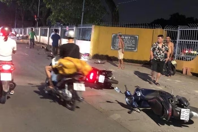 Kinh hoàng cảnh xe ô tô chạy ngược chiều, tông văng hàng loạt xe máy ở Đồng Nai - Ảnh 2. Kinh hoàng cảnh xe ô tô chạy ngược chiều, tông văng hàng loạt xe máy ở Đồng Nai - Ảnh 2.
