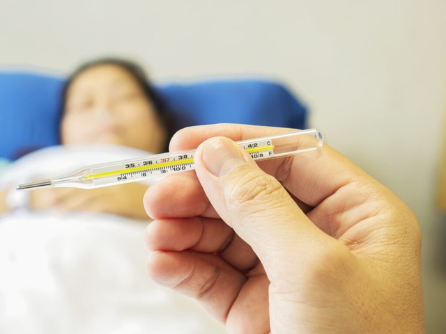 Cách phân biệt sốt phát ban, sốt xuất huyết, tay chân miệng và bệnh sởi để không bỏ lỡ 'thời điểm vàng' đưa con đi viện - Ảnh 2. Cách phân biệt sốt phát ban, sốt xuất huyết, tay chân miệng và bệnh sởi để không bỏ lỡ 'thời điểm vàng' đưa con đi viện - Ảnh 2.