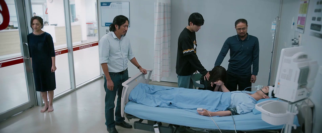 'Cha tôi, người ở lại' tiếp tục có 'sạn', khán giả ngán ngẩm: 'May quá, phim chỉ còn tập cuối!' - Ảnh 2. 'Cha tôi, người ở lại' tiếp tục có 'sạn', khán giả ngán ngẩm: 'May quá, phim chỉ còn tập cuối!' - Ảnh 2.