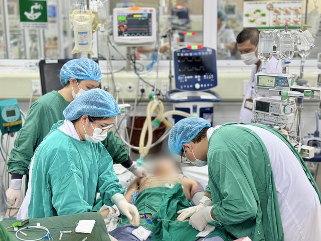 Người đàn ông 31 tuổi nguy kịch sau 4 ngày mắc thủy đậu, gia đình xin đưa về- Ảnh 1. Người đàn ông 31 tuổi nguy kịch sau 4 ngày mắc thủy đậu, gia đình xin đưa về- Ảnh 1.