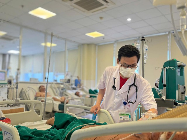 Người đàn ông 31 tuổi nguy kịch sau 4 ngày mắc thủy đậu, gia đình xin đưa về- Ảnh 2. Người đàn ông 31 tuổi nguy kịch sau 4 ngày mắc thủy đậu, gia đình xin đưa về- Ảnh 2.