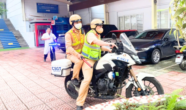 2 chiến sĩ CSGT mở đường, hỗ trợ đưa sản phụ vỡ ối chuyển dạ đến bệnh viện cấp cứu - Ảnh 1. 2 chiến sĩ CSGT mở đường, hỗ trợ đưa sản phụ vỡ ối chuyển dạ đến bệnh viện cấp cứu - Ảnh 1.