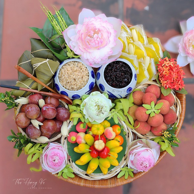 Mâm cúng giá hơn trăm nghìn đồng thành mặt hàng “hot” trong dịp tết Đoan ngọ- Ảnh 4. Mâm cúng giá hơn trăm nghìn đồng thành mặt hàng “hot” trong dịp tết Đoan ngọ- Ảnh 4.