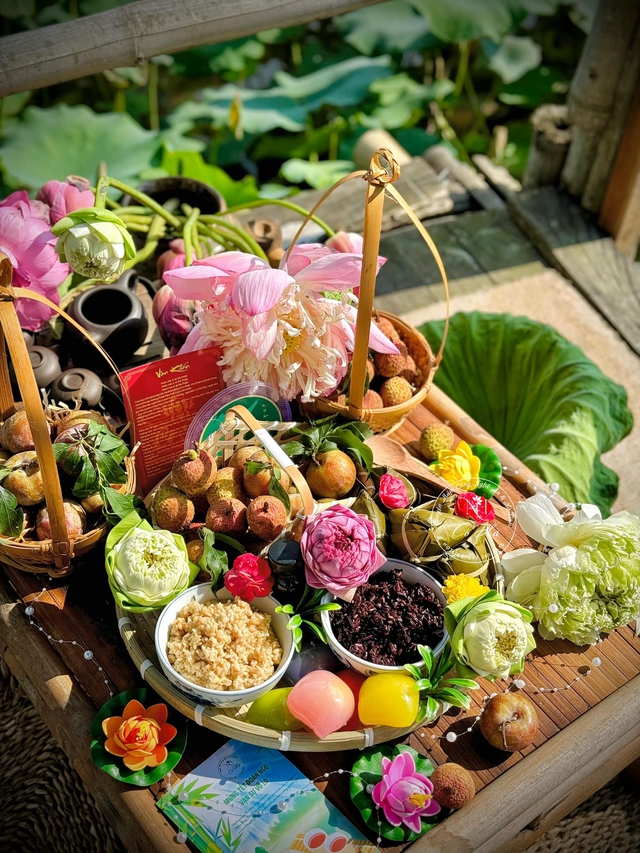 Mâm cúng giá hơn trăm nghìn đồng thành mặt hàng “hot” trong dịp tết Đoan ngọ- Ảnh 3. Mâm cúng giá hơn trăm nghìn đồng thành mặt hàng “hot” trong dịp tết Đoan ngọ- Ảnh 3.