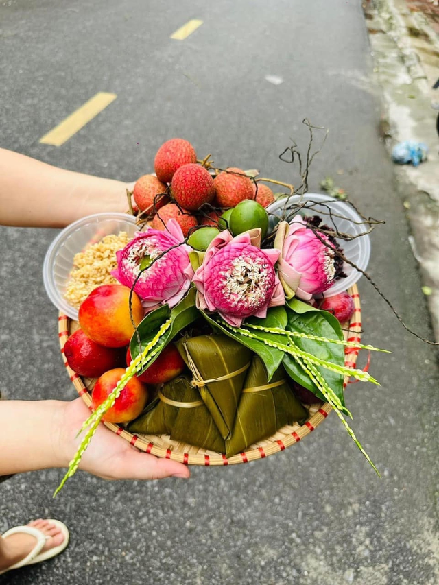 Mâm cúng giá hơn trăm nghìn đồng thành mặt hàng “hot” trong dịp tết Đoan ngọ- Ảnh 9. Mâm cúng giá hơn trăm nghìn đồng thành mặt hàng “hot” trong dịp tết Đoan ngọ- Ảnh 9.