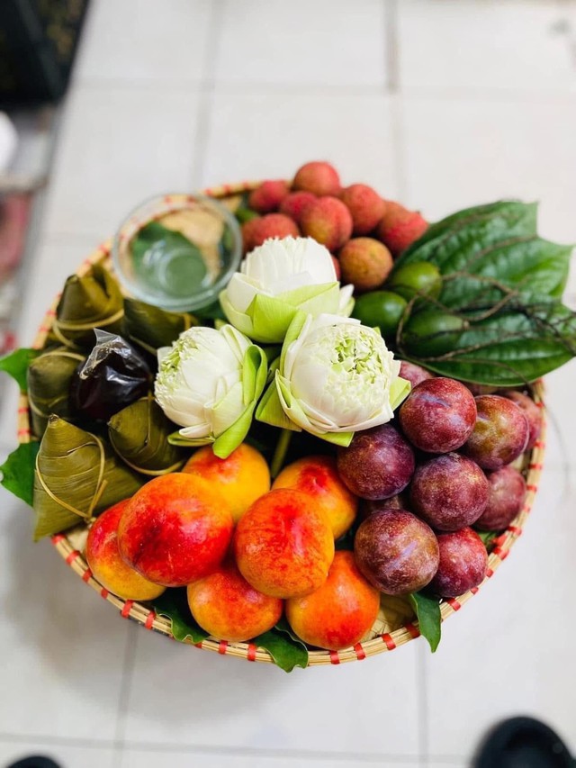 Mâm cúng giá hơn trăm nghìn đồng thành mặt hàng “hot” trong dịp tết Đoan ngọ- Ảnh 11. Mâm cúng giá hơn trăm nghìn đồng thành mặt hàng “hot” trong dịp tết Đoan ngọ- Ảnh 11.