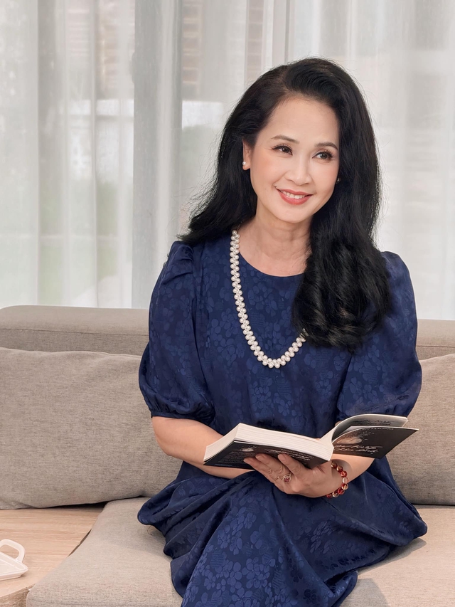 Đã lên chức bà nội, NSND gốc Hà thành quen mặt trong các phim giờ vàng VTV vẫn tươi trẻ, nhiều năng lượng - Ảnh 9. Đã lên chức bà nội, NSND gốc Hà thành quen mặt trong các phim giờ vàng VTV vẫn tươi trẻ, nhiều năng lượng - Ảnh 9.