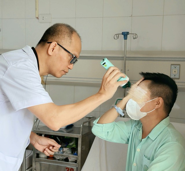 Người đàn ông 45 tuổi mù mắt sau khi đi thẩm mỹ xóa nhăn trán - Ảnh 1. Người đàn ông 45 tuổi mù mắt sau khi đi thẩm mỹ xóa nhăn trán - Ảnh 1.