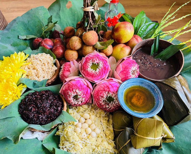 Mâm cúng giá hơn trăm nghìn đồng thành mặt hàng “hot” trong dịp tết Đoan ngọ- Ảnh 1. Mâm cúng giá hơn trăm nghìn đồng thành mặt hàng “hot” trong dịp tết Đoan ngọ- Ảnh 1.