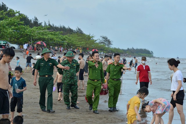 Sau phản ánh, rác tại bãi biển tự phát khu Rạng Đông ở Nam Định được xử lý- Ảnh 2. Sau phản ánh, rác tại bãi biển tự phát khu Rạng Đông ở Nam Định được xử lý- Ảnh 2.