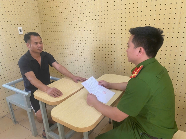 Đe dọa, yêu cầu CSGT chuyển tiền để rút đơn, 2 đối tượng bị bắt- Ảnh 2. Đe dọa, yêu cầu CSGT chuyển tiền để rút đơn, 2 đối tượng bị bắt- Ảnh 2.