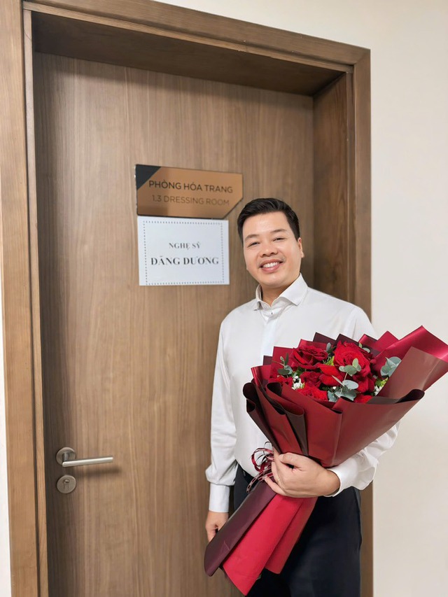 Nam NSƯT quê Hải Dương - Ca sĩ dòng nhạc đỏ có đời thực viên mãn bên vợ đẹp như hoa hậu- Ảnh 3. Nam NSƯT quê Hải Dương - Ca sĩ dòng nhạc đỏ có đời thực viên mãn bên vợ đẹp như hoa hậu- Ảnh 3.