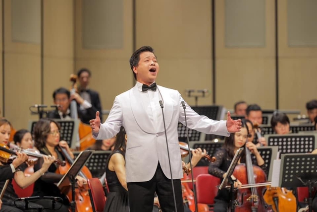 Nam NSƯT quê Hải Dương - Ca sĩ dòng nhạc đỏ có đời thực viên mãn bên vợ đẹp như hoa hậu- Ảnh 5. Nam NSƯT quê Hải Dương - Ca sĩ dòng nhạc đỏ có đời thực viên mãn bên vợ đẹp như hoa hậu- Ảnh 5.