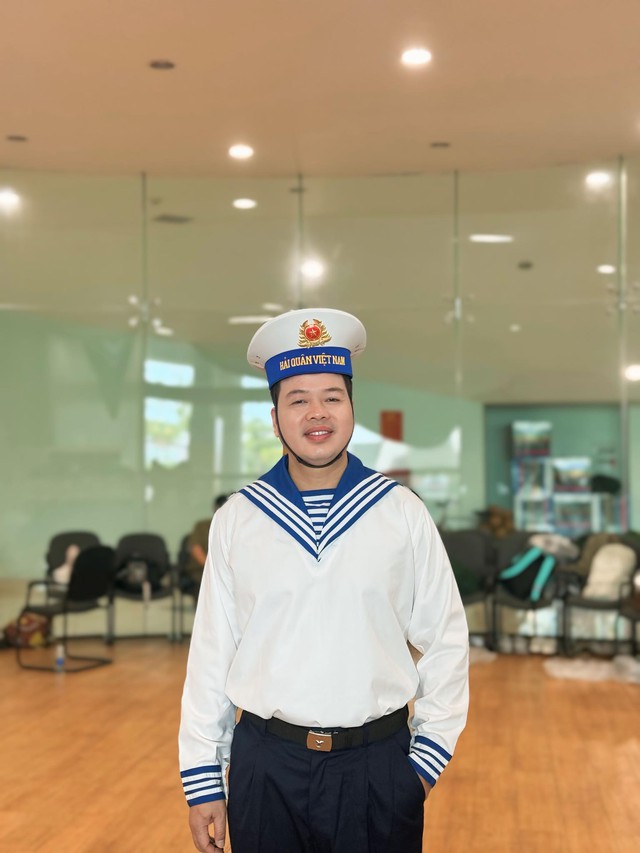 Nam NSƯT quê Hải Dương - Ca sĩ dòng nhạc đỏ có đời thực viên mãn bên vợ đẹp như hoa hậu- Ảnh 2. Nam NSƯT quê Hải Dương - Ca sĩ dòng nhạc đỏ có đời thực viên mãn bên vợ đẹp như hoa hậu- Ảnh 2.