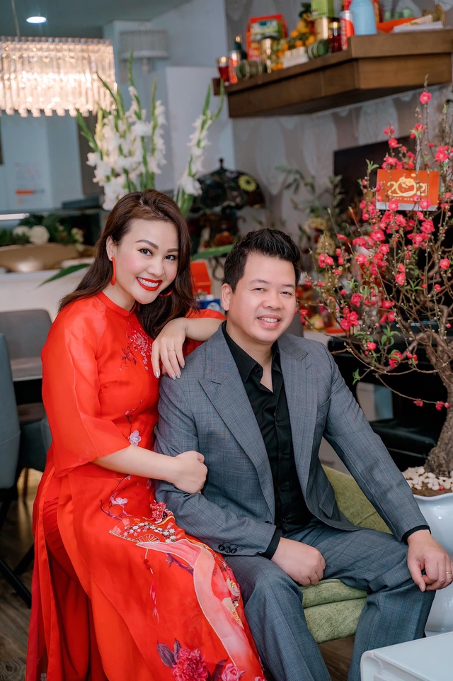 Nam NSƯT quê Hải Dương - Ca sĩ dòng nhạc đỏ có đời thực viên mãn bên vợ đẹp như hoa hậu- Ảnh 7. Nam NSƯT quê Hải Dương - Ca sĩ dòng nhạc đỏ có đời thực viên mãn bên vợ đẹp như hoa hậu- Ảnh 7.