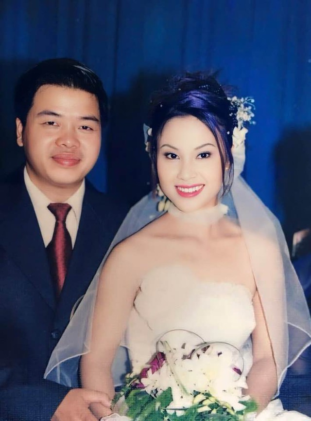 Nam NSƯT quê Hải Dương - Ca sĩ dòng nhạc đỏ có đời thực viên mãn bên vợ đẹp như hoa hậu- Ảnh 6. Nam NSƯT quê Hải Dương - Ca sĩ dòng nhạc đỏ có đời thực viên mãn bên vợ đẹp như hoa hậu- Ảnh 6.