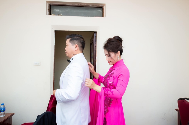 Nam NSƯT quê Hải Dương - Ca sĩ dòng nhạc đỏ có đời thực viên mãn bên vợ đẹp như hoa hậu- Ảnh 8. Nam NSƯT quê Hải Dương - Ca sĩ dòng nhạc đỏ có đời thực viên mãn bên vợ đẹp như hoa hậu- Ảnh 8.