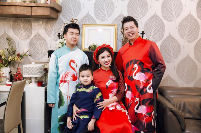 Nam NSƯT quê Hải Dương - Ca sĩ dòng nhạc đỏ có đời thực viên mãn bên vợ đẹp như hoa hậu- Ảnh 9. Nam NSƯT quê Hải Dương - Ca sĩ dòng nhạc đỏ có đời thực viên mãn bên vợ đẹp như hoa hậu- Ảnh 9.