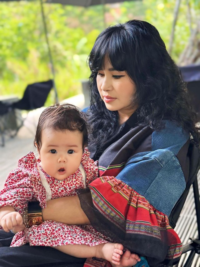 Bạn gái nhạc sĩ Quốc Trung tình cảm bên NSND Thanh Lam và cháu ngoại- Ảnh 10. Bạn gái nhạc sĩ Quốc Trung tình cảm bên NSND Thanh Lam và cháu ngoại- Ảnh 10.