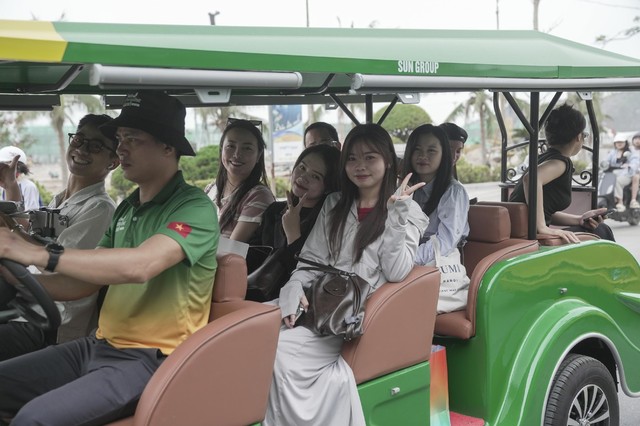 Du khách háo hức trải nghiệm xe điện, tàu cao tốc tới Cát Bà- Ảnh 3. Du khách háo hức trải nghiệm xe điện, tàu cao tốc tới Cát Bà- Ảnh 3.